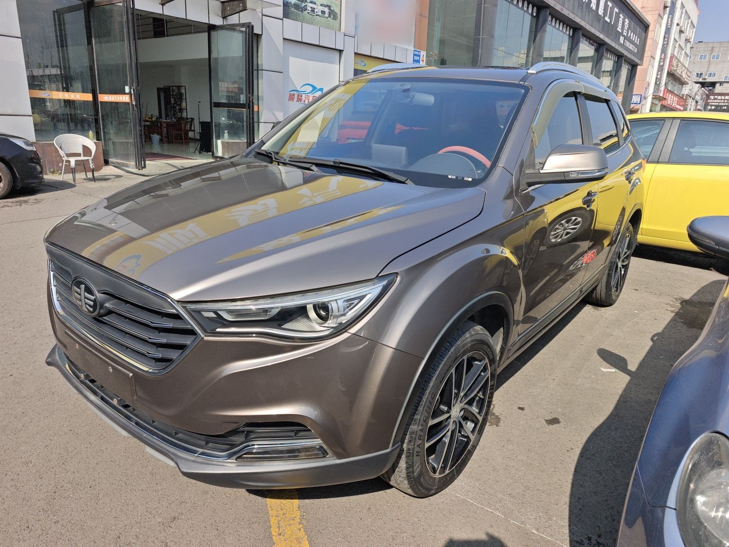 تحت مقدمة السيارة