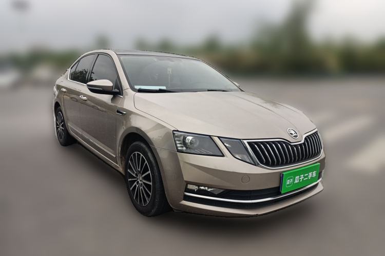 Used Skoda Octavia 2019 1.5L Automatic Smart Drive Luxury Edition China VI Standard Front Right 45 Deg