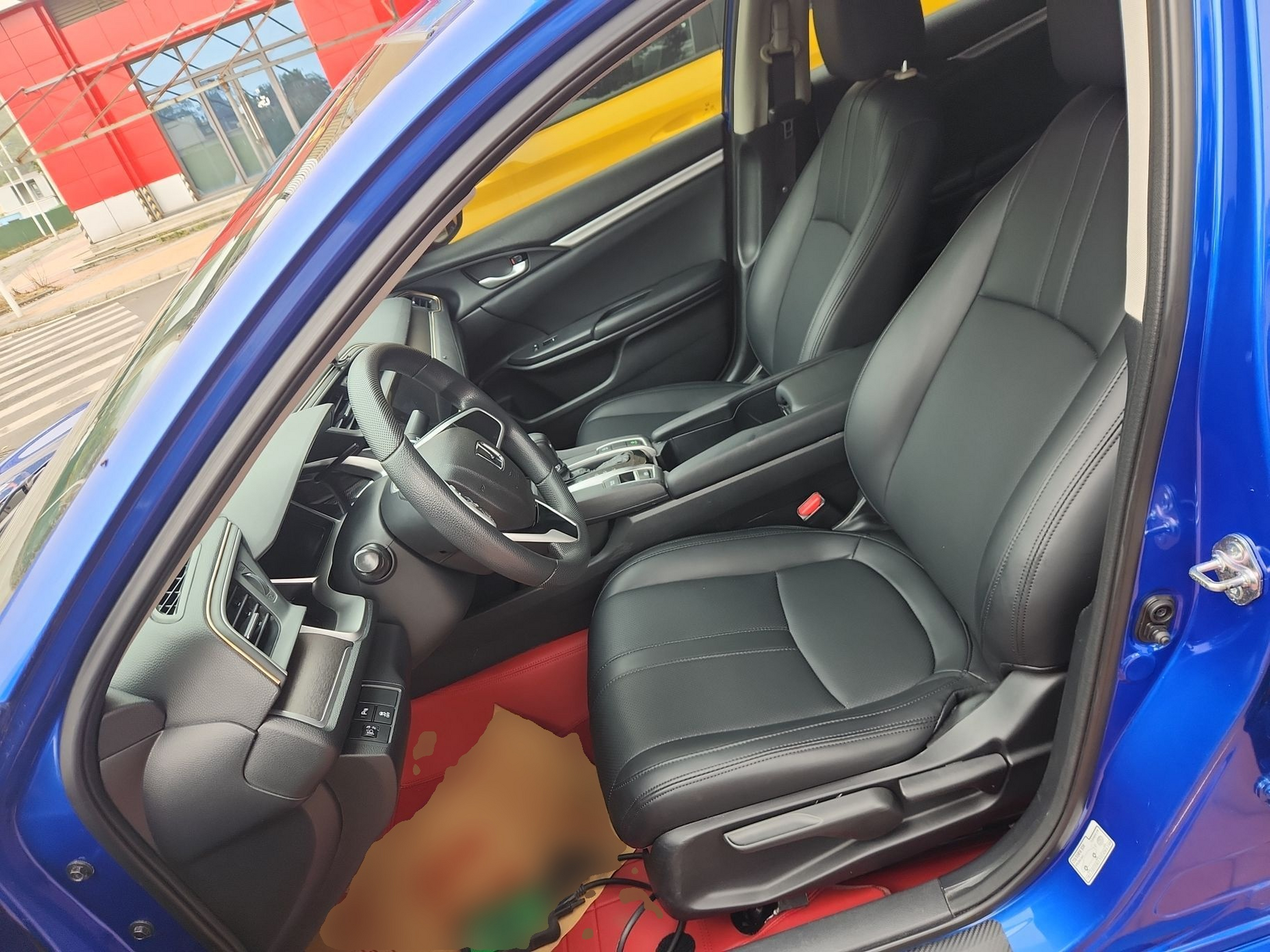 Переднее сиденье в автомобиле