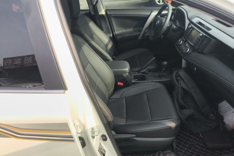 Used Toyota RAV4 2016 2.0L CVT Two-Wheel Drive Fashion Edition China V Standard
