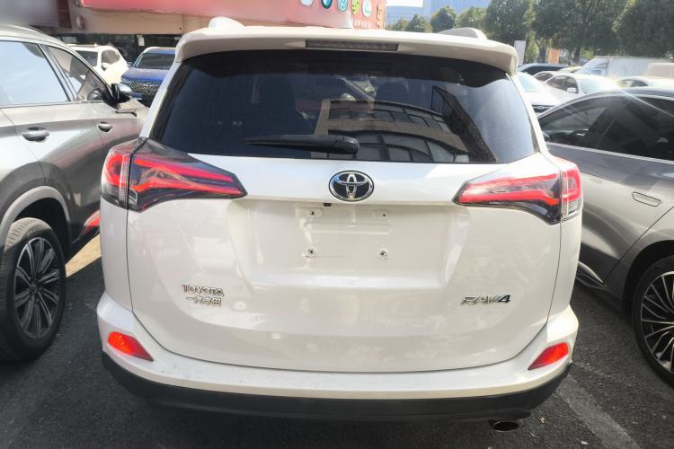 Used Toyota RAV4 2016 2.0L CVT Two-Wheel Drive Fashion Edition China V Standard
