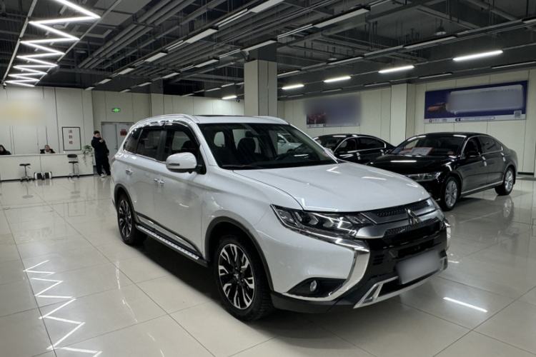 Used Mitsubishi Outlander 2019 2.4L 4x4 Zhi Xiang Edition 5 Seats China VI Standard
