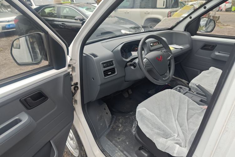 Used Wuling Yangguang 2024 300KM Comfort Version Passenger Van 75kW