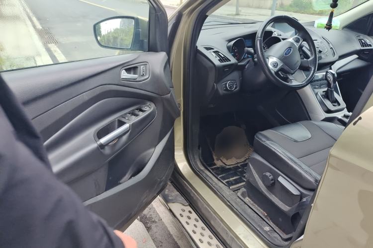 Used Ford Kuga 2013 1.6L GTDi Two-Wheel-Drive Trend Model Driver Seat