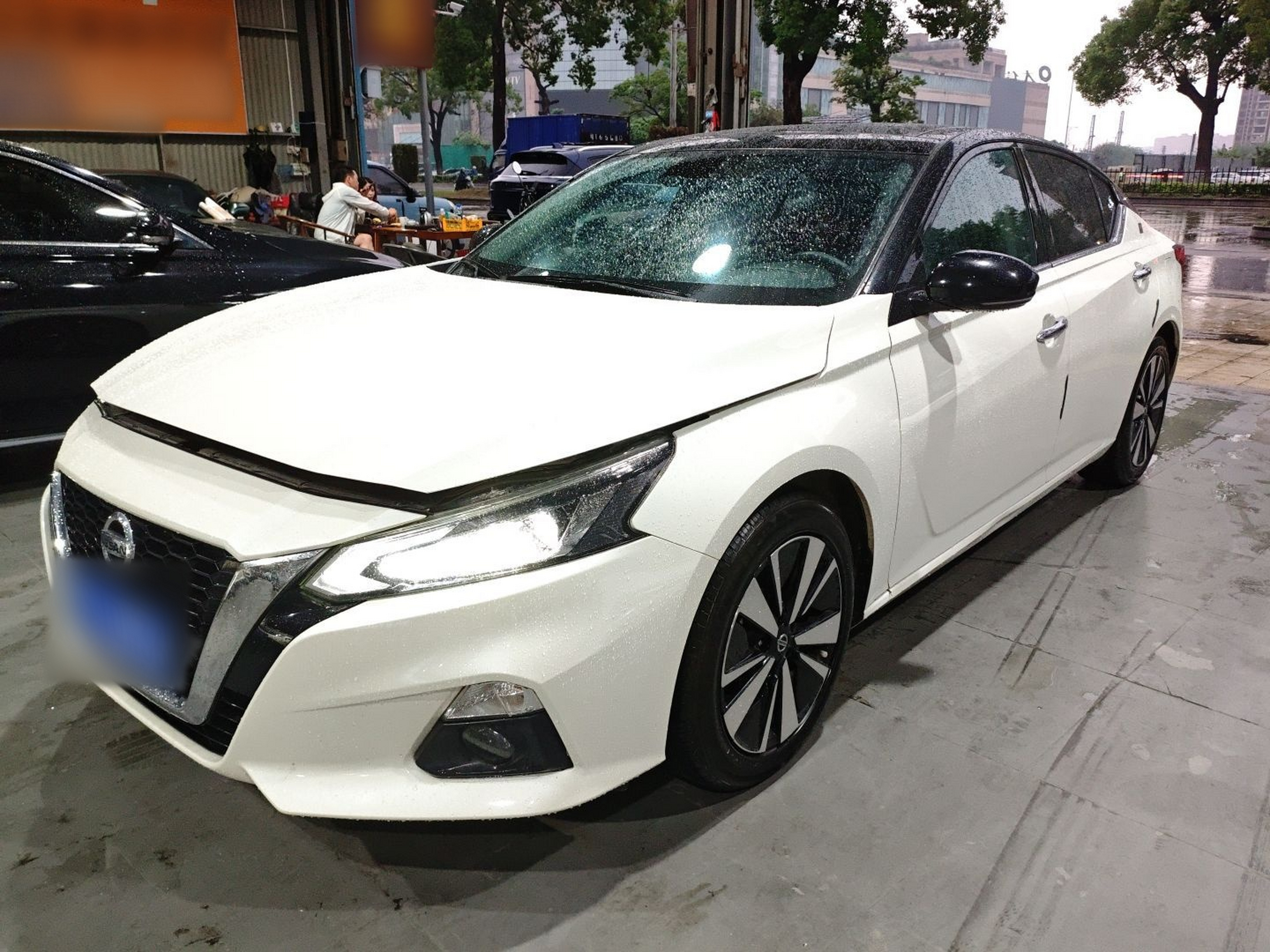 تحت مقدمة السيارة