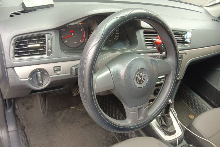 Used Volkswagen Gran Lavida 2013 1.6L Automatic Fashion Model Steering Wheel