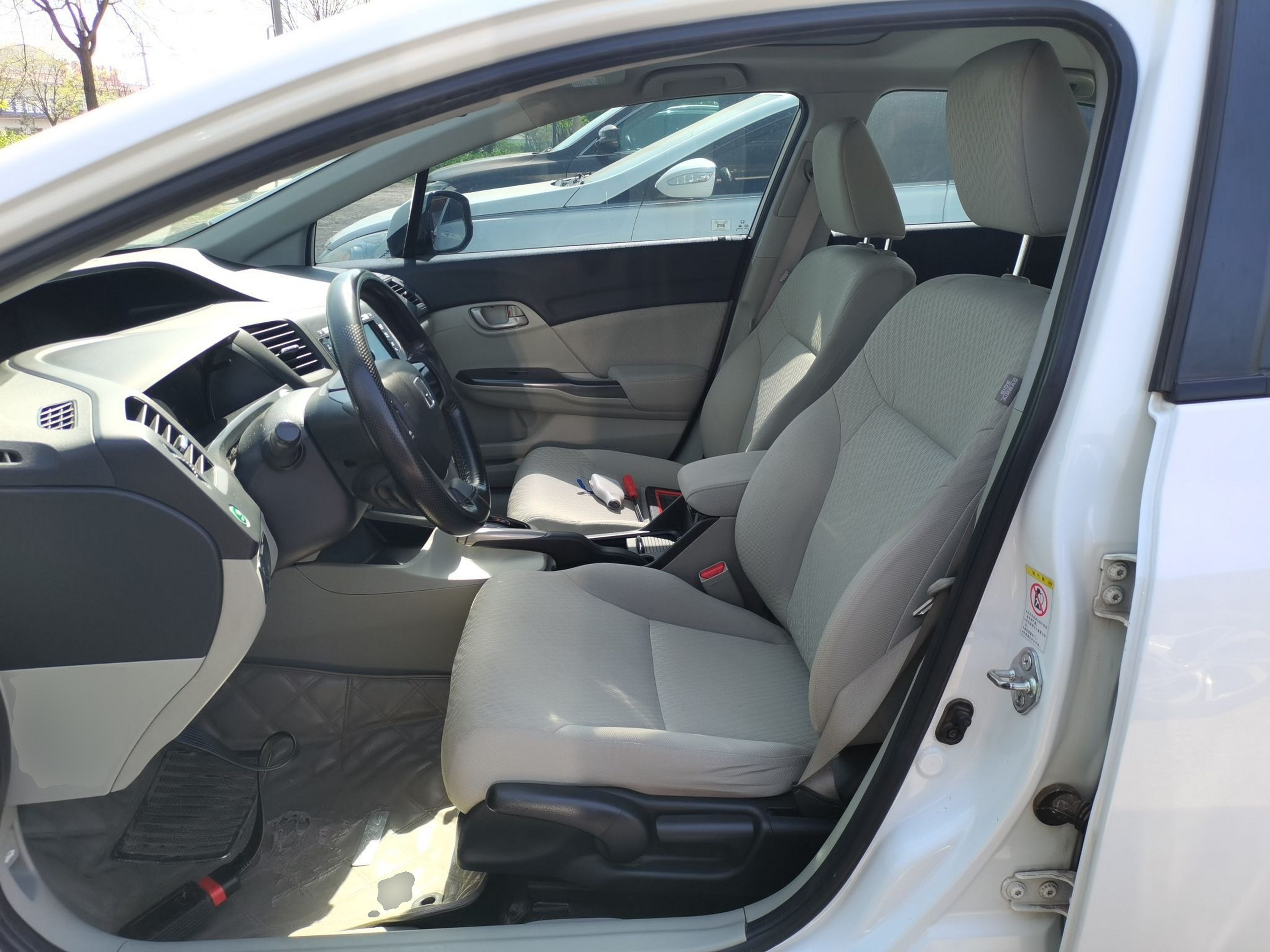 المقاعد الأمامية داخل السيارة