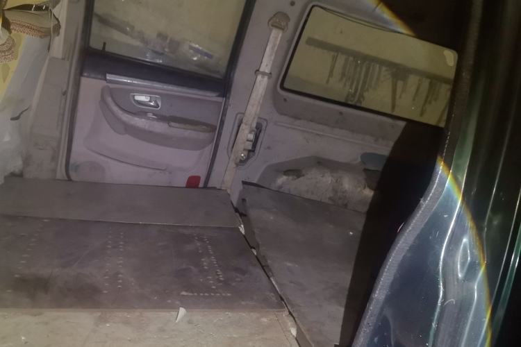 Used Foton Scenic 2010 2.8T Express Classic Short-Wheelbase Low-Roof Version 95 HP Equipped with 4JB1T Engine Left Rear Seat