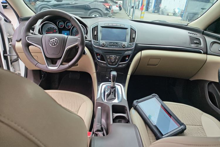 Used Buick Regal 2014 2.0L Leading Fashion Edition Center Console