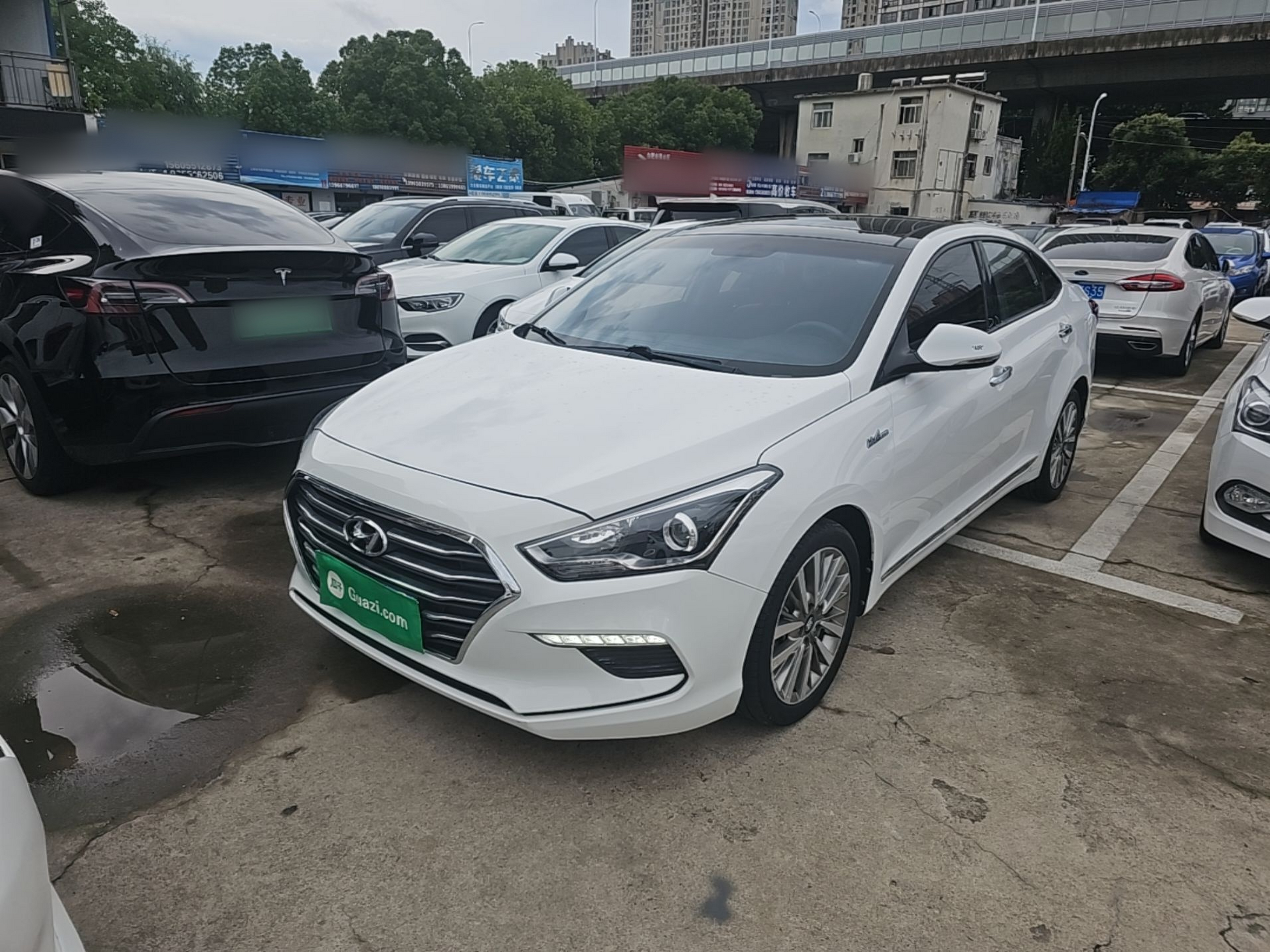 Под передней частью автомобиля