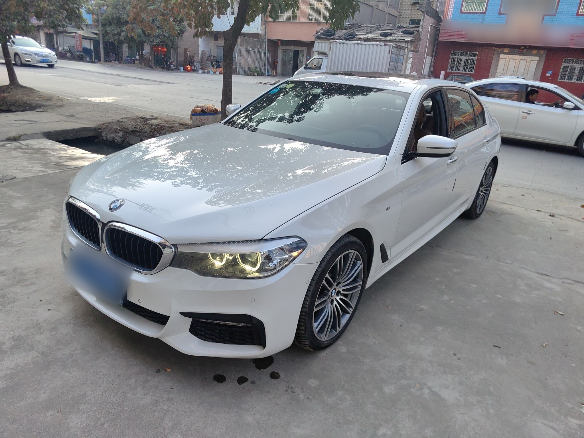 تحت مقدمة السيارة