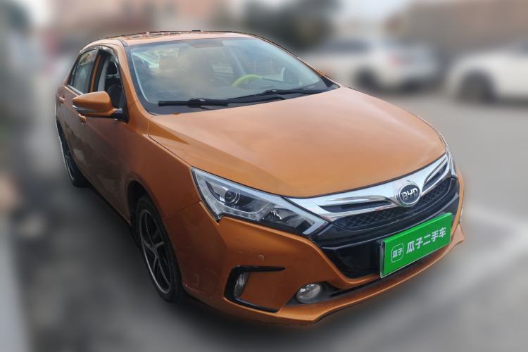 Used BYD Qin New Energy 2014 1.5T Cool Black Knight Flagship Model Front Right 45 Deg