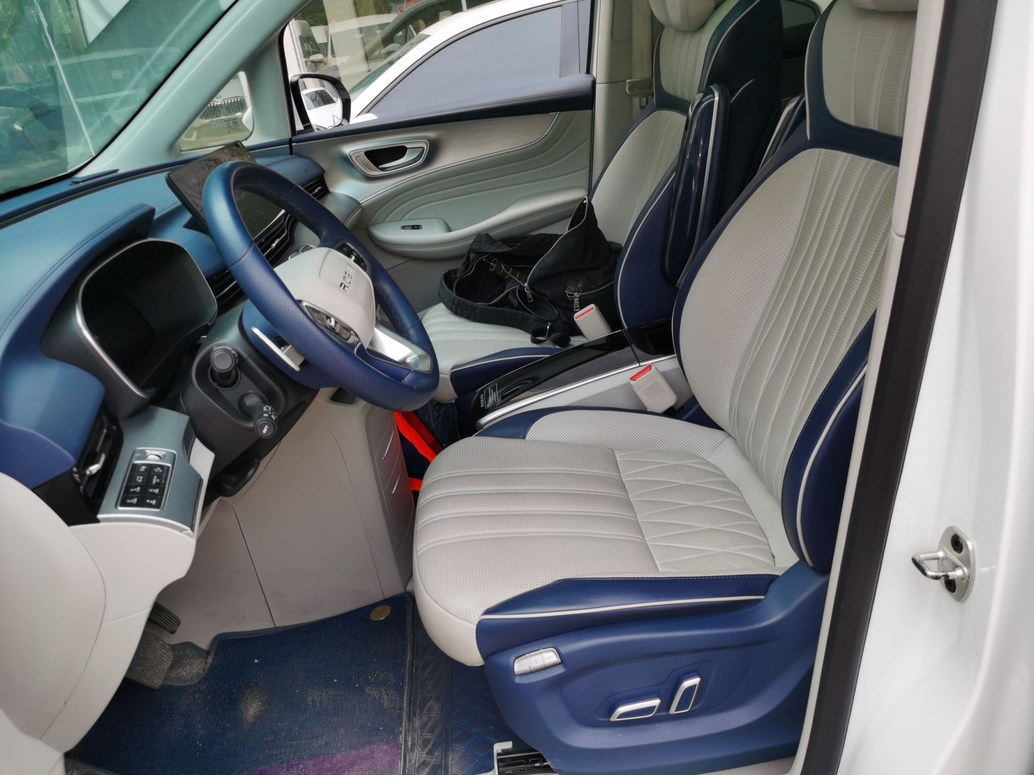 Переднее сиденье в автомобиле