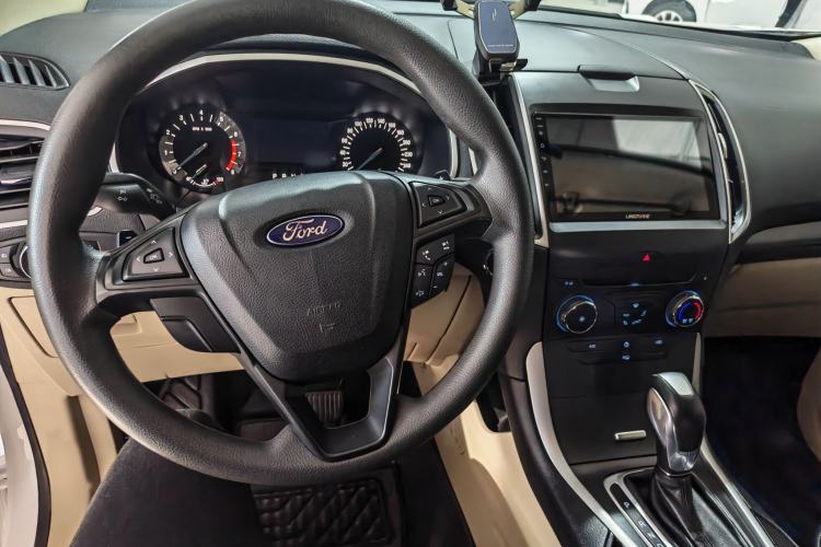 Used Ford Edge 2016 EcoBoost 245 Two-Wheel-Drive Titanium 5-Seater Interior 2