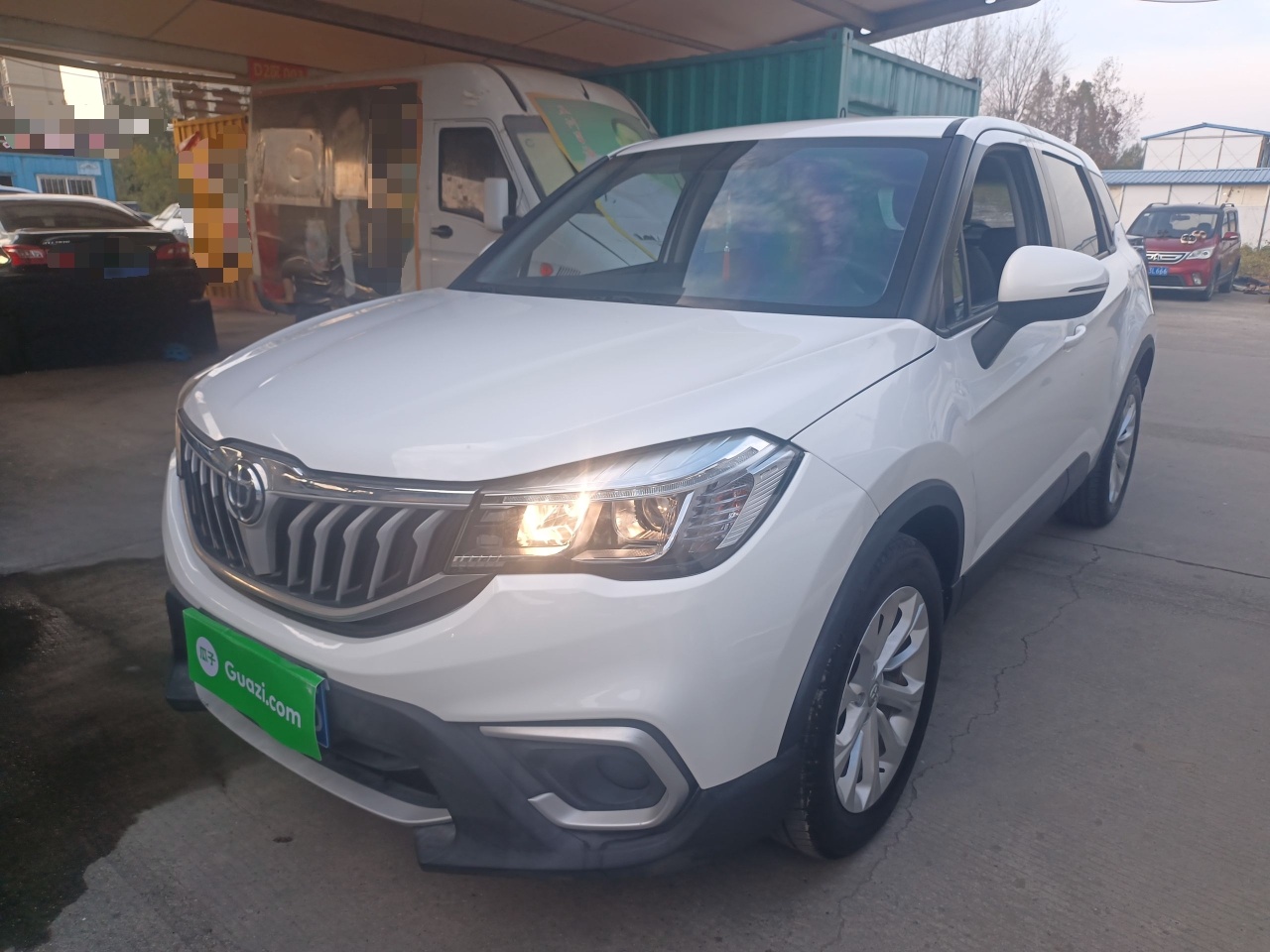 تحت مقدمة السيارة