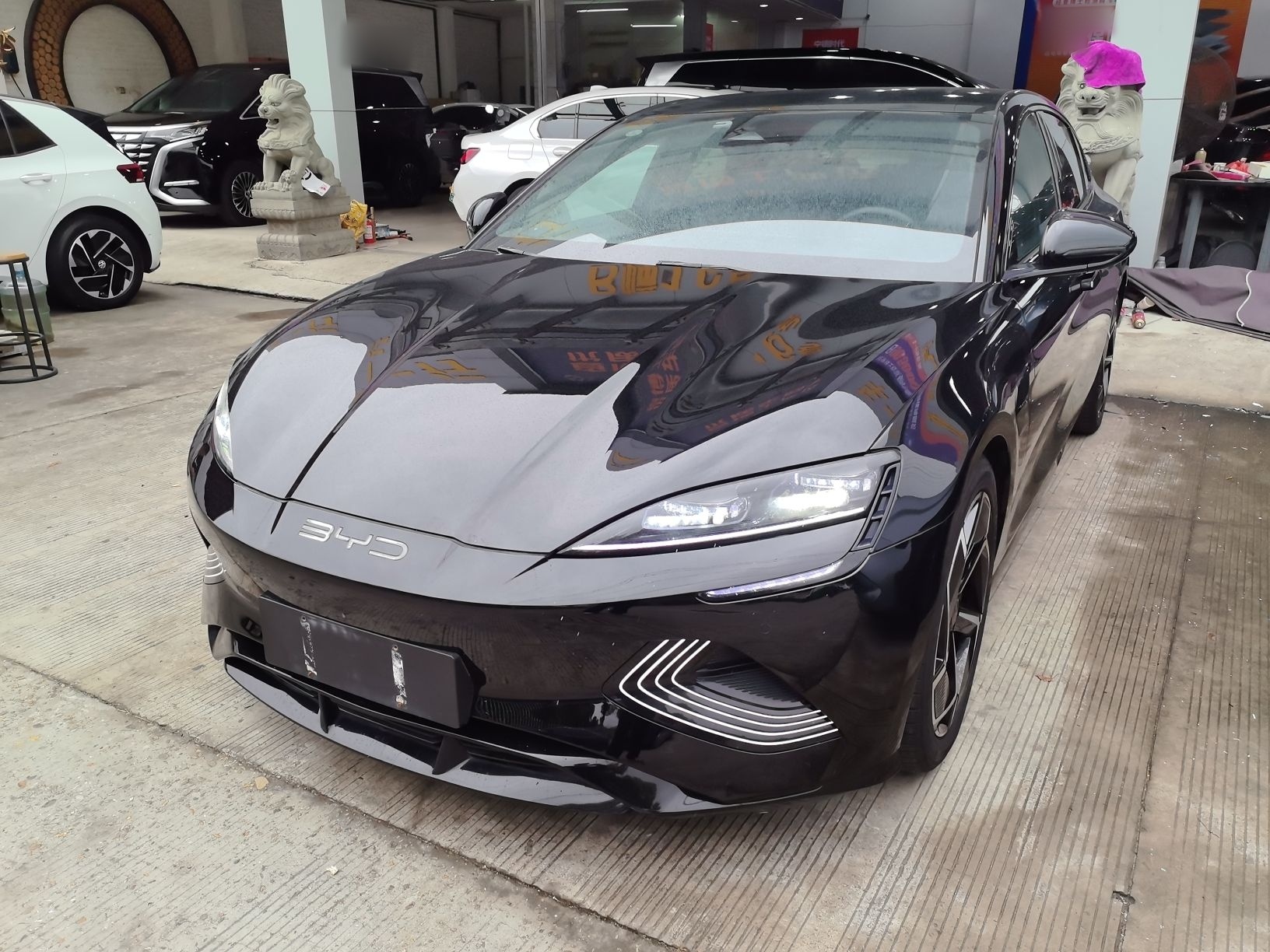 Под передней частью автомобиля