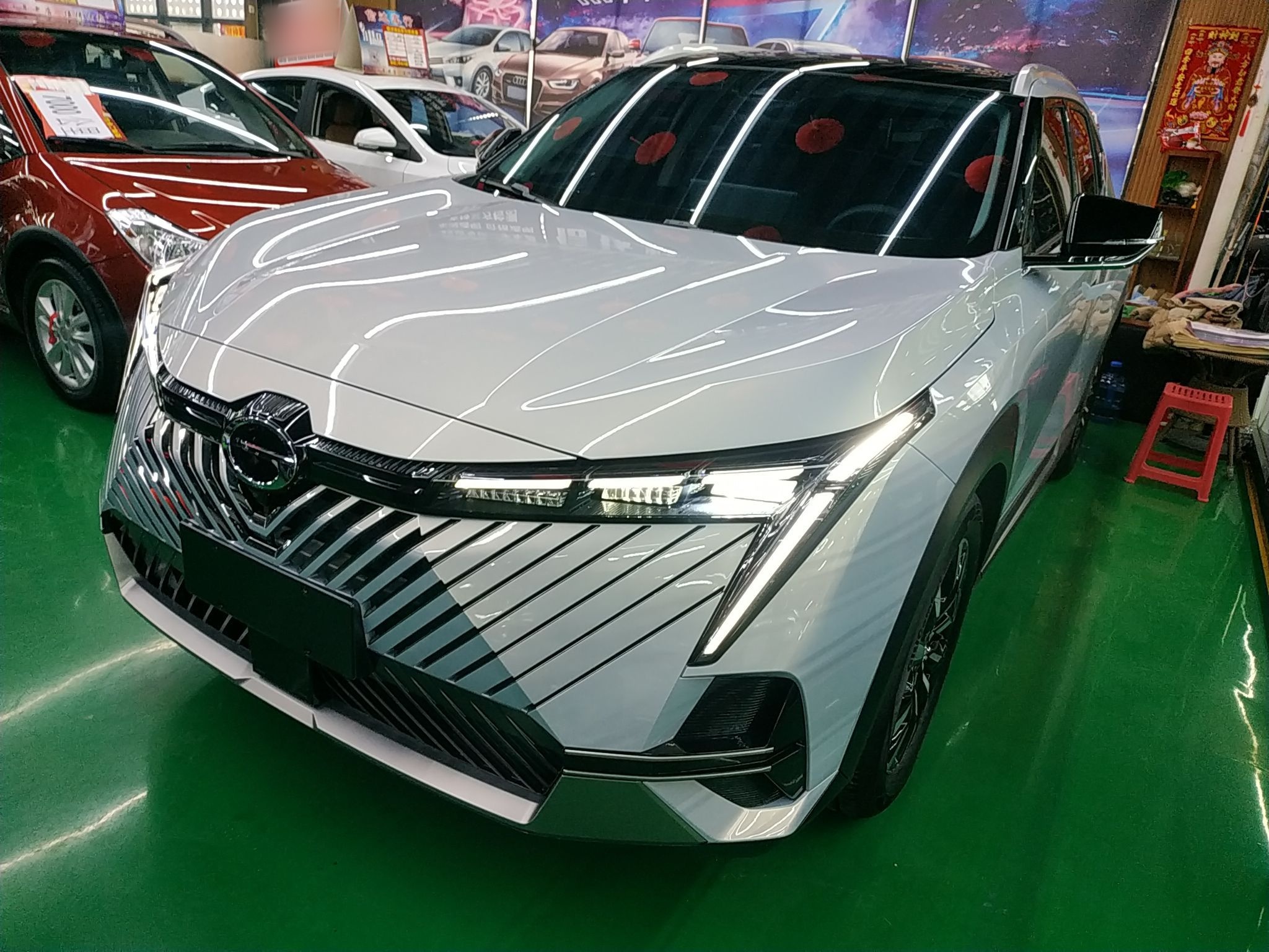 Под передней частью автомобиля