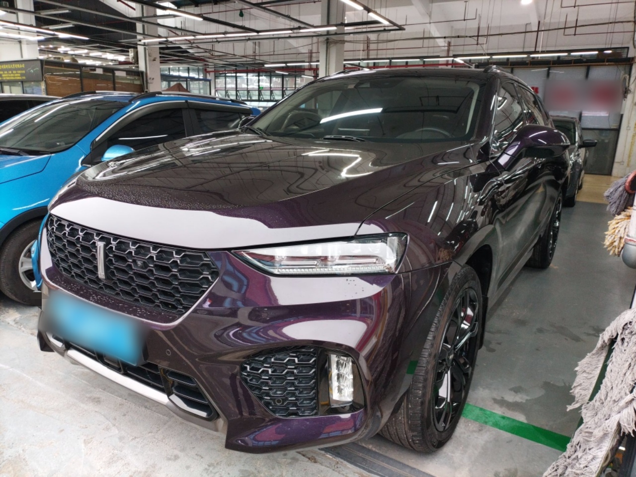 تحت مقدمة السيارة