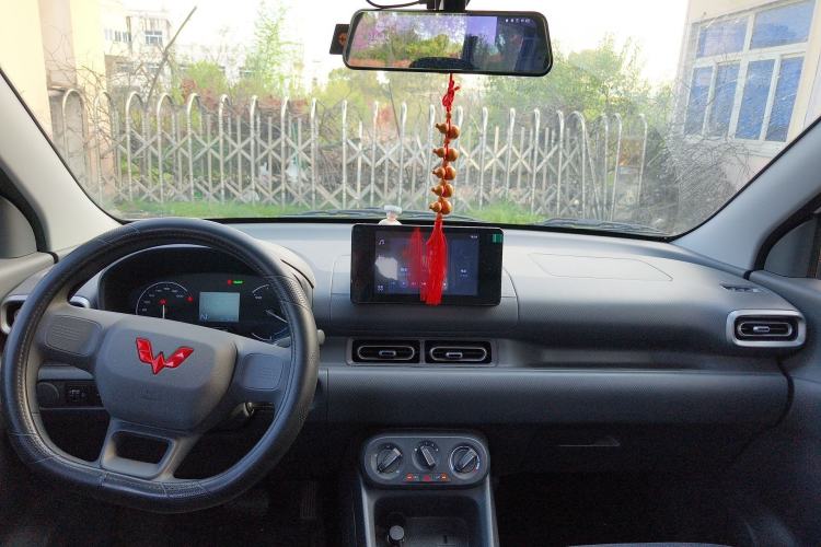 Used Wuling Hongguang New Energy 2024 All-Electric Model 300KM Standard Version Center Console