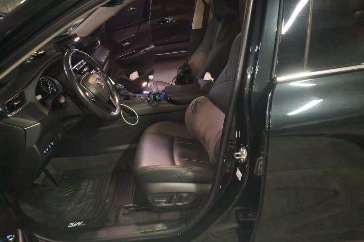 Used Toyota Harrier 2022 2.0L CVT Two-Wheel Drive Deluxe Edition
