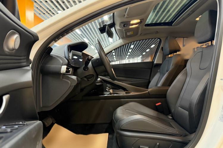 Used Hyundai Elantra 2023 1.5L CVT LUX Prestige Edition
