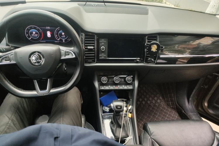 Used Skoda Kodiaq 2019 Facelifted TSI330 5-Seater Two-Wheel-Drive Luxury Enjoyment Edition China VI Standard Center Console