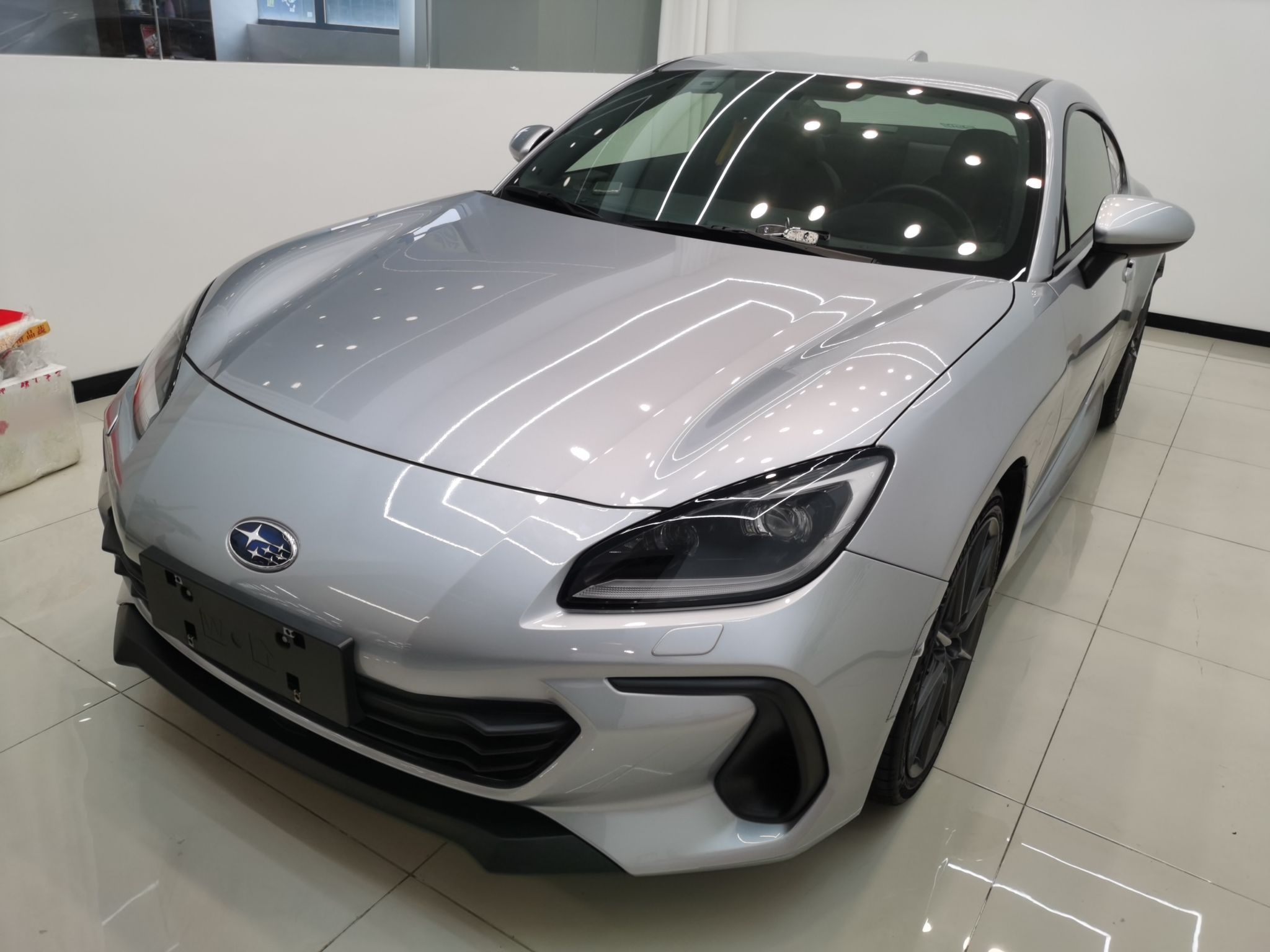 Под передней частью автомобиля