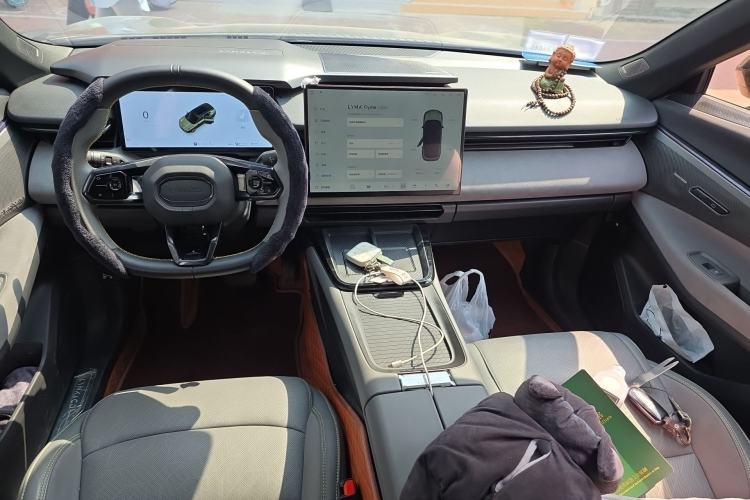 Used Lynk & Co 08 EM-P 2025 120km Long-Range Pro Center Console