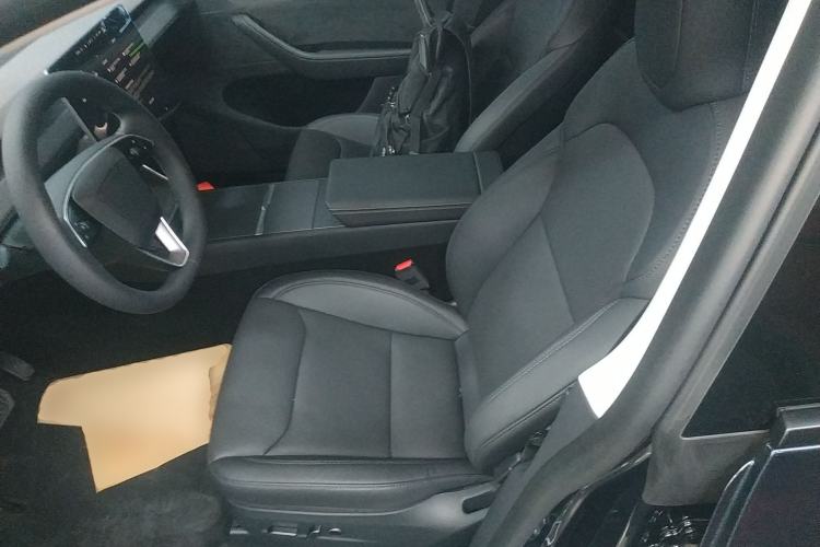 Used Tesla Model Y 2025 Long-Range All-Wheel-Drive Version Left Front Seat