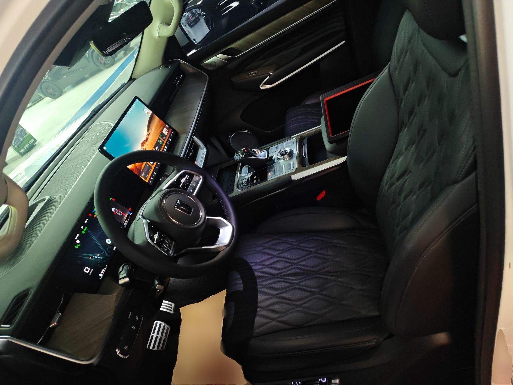 المقاعد الأمامية داخل السيارة