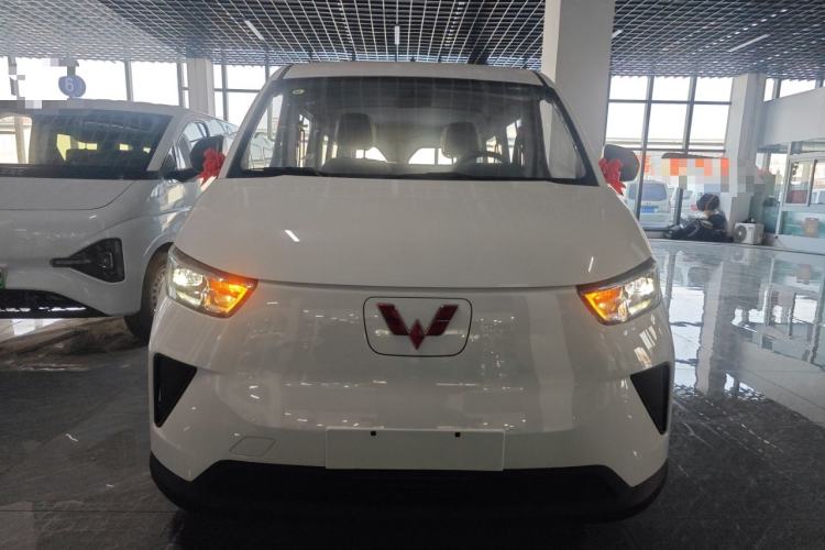 Used Wuling Yangguang 2025 Model 310KM Bus Edition—Customized by CATL Front