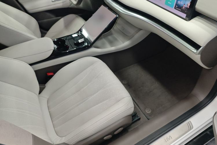 Used IM L7 2022 Dynamic Model Right Front Seat