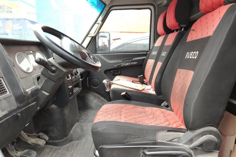 Used Iveco Daily 2020 2.8T V35 Box Truck with Dual Tires Low Roof 3 Seats China VI Emission Standard