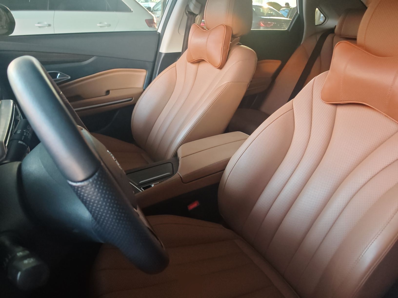 المقاعد الأمامية داخل السيارة