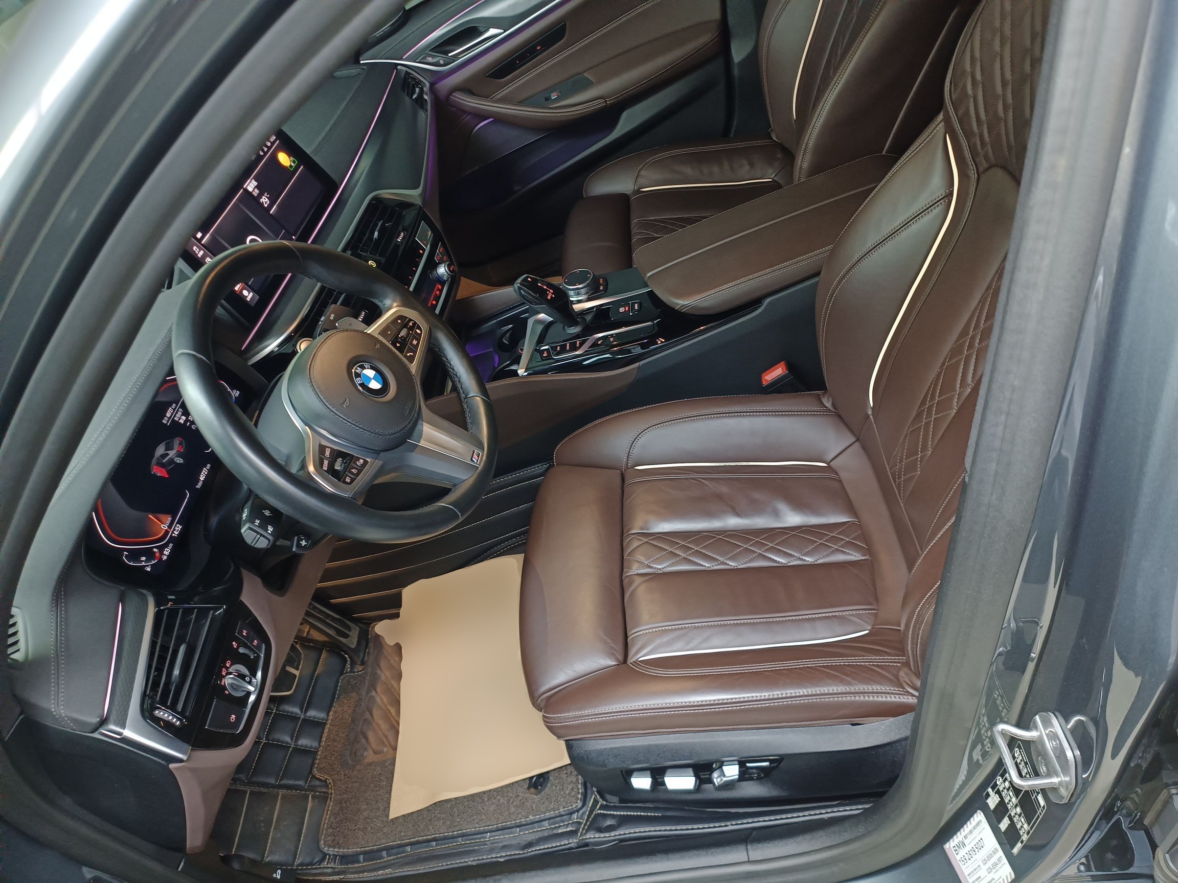 المقاعد الأمامية داخل السيارة