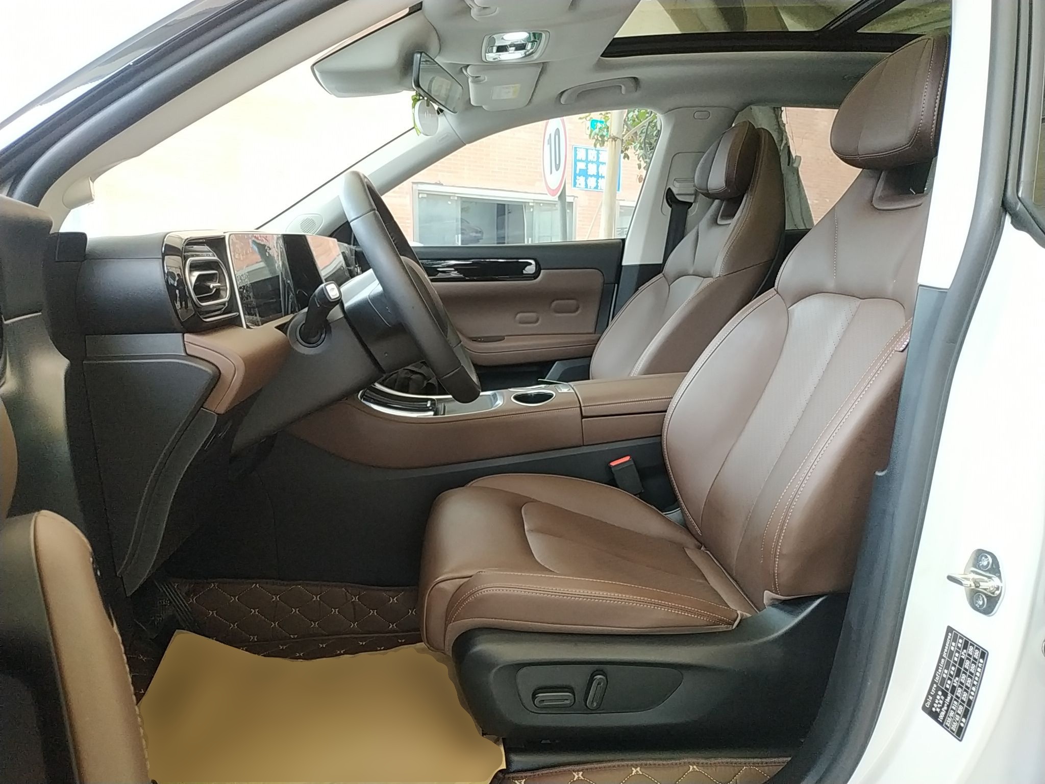 المقاعد الأمامية داخل السيارة