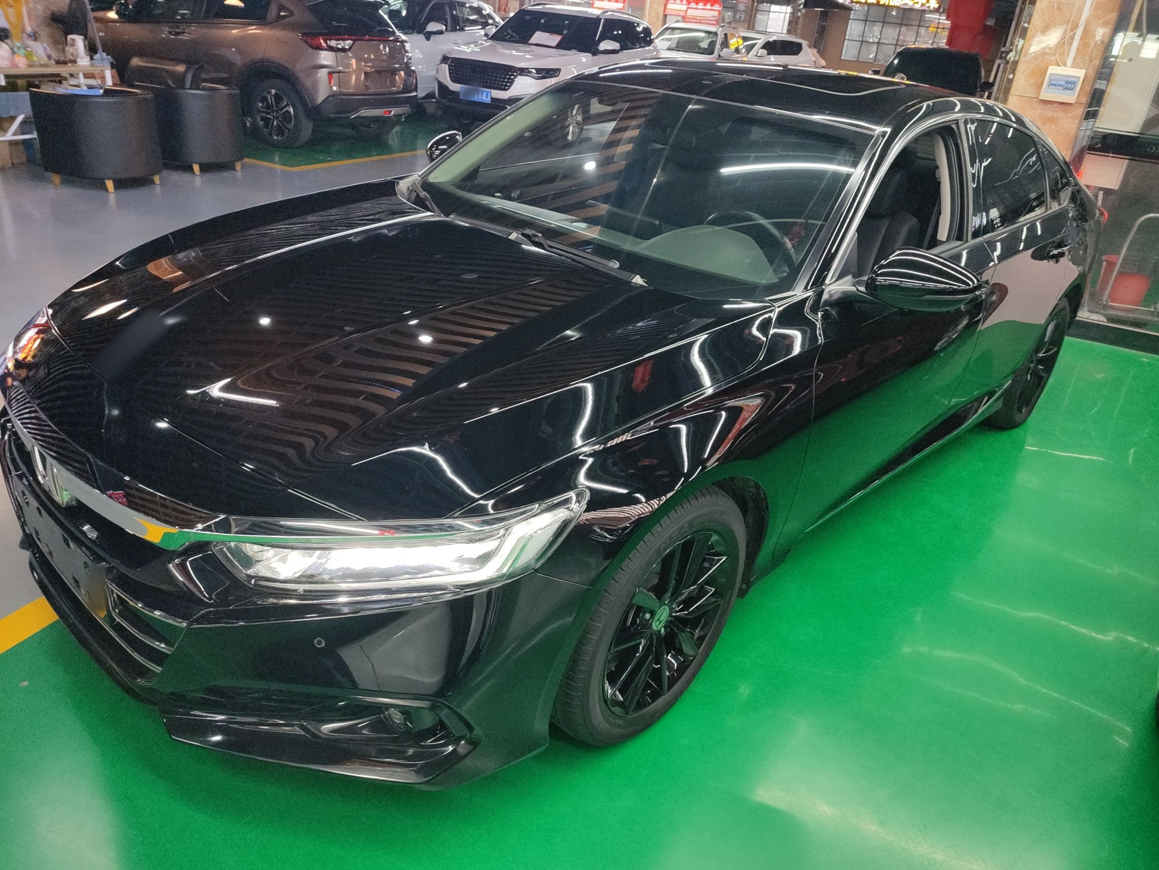 تحت مقدمة السيارة