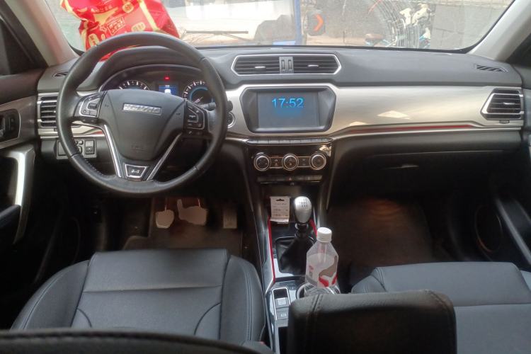 Used Haval H2 2017 Blue Label 1.5T Manual Two-Wheel Drive Luxury Model Center Console