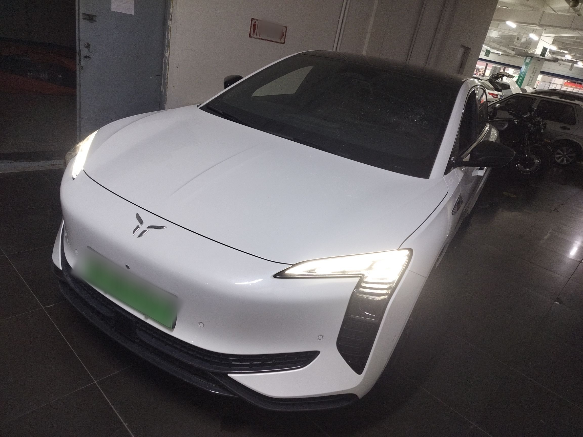 تحت مقدمة السيارة