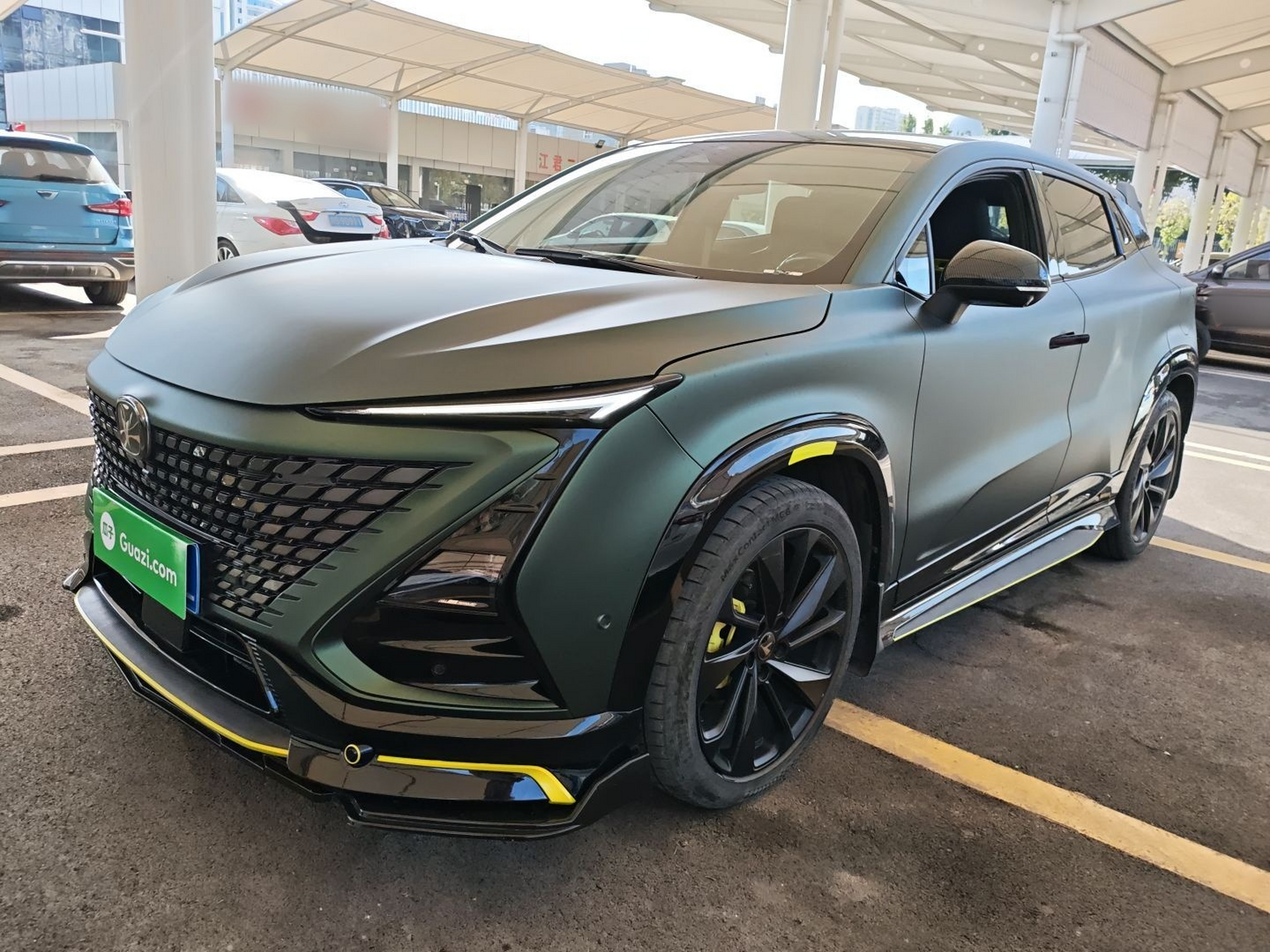 تحت مقدمة السيارة