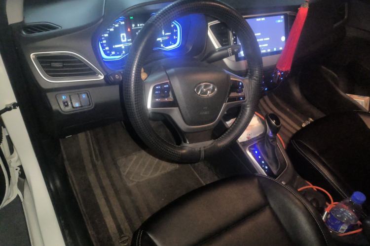 Used Hyundai Verna (new generation) 2020 1.4L CVT GLS Cool Edition Center Console