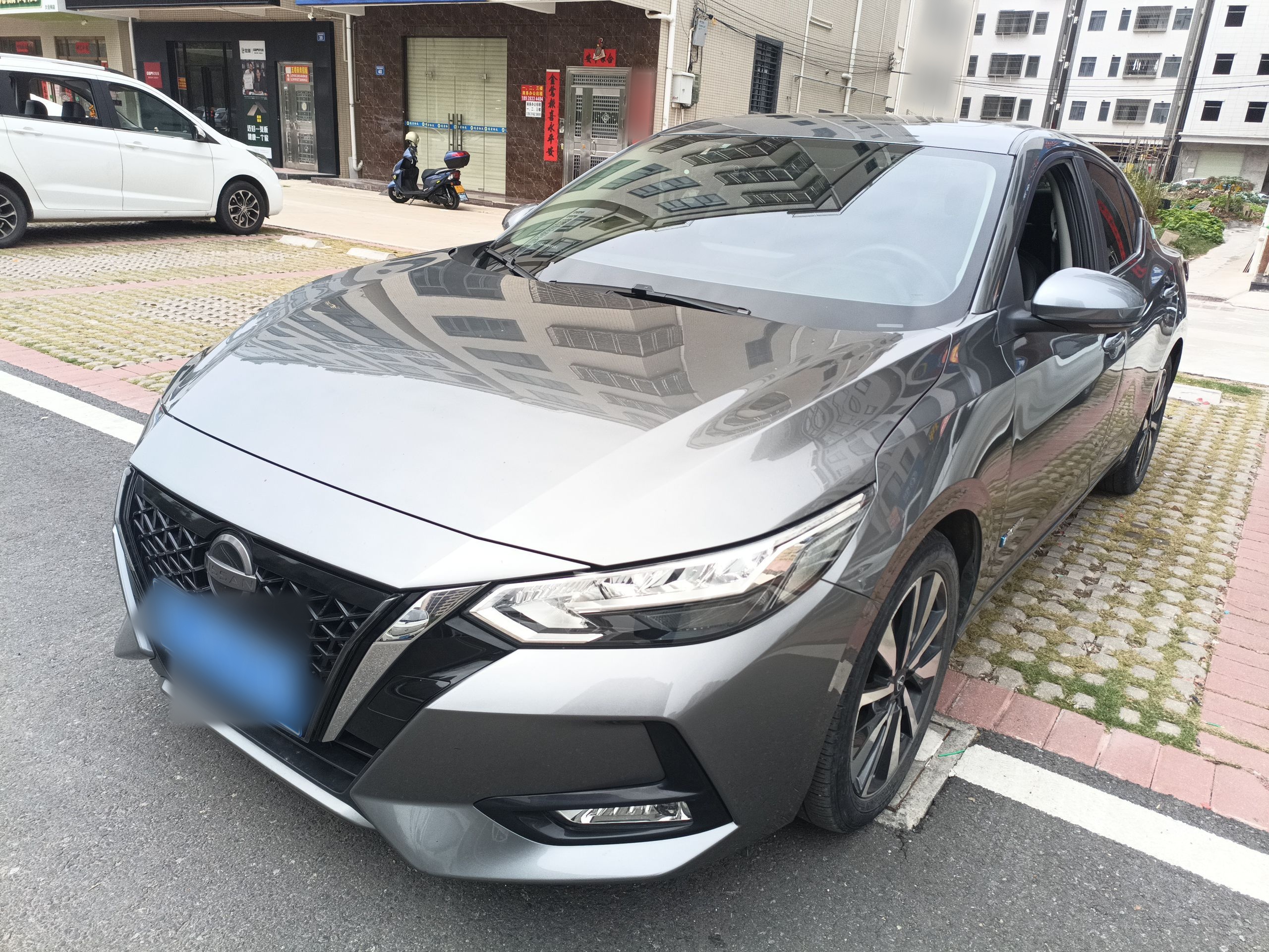 تحت مقدمة السيارة