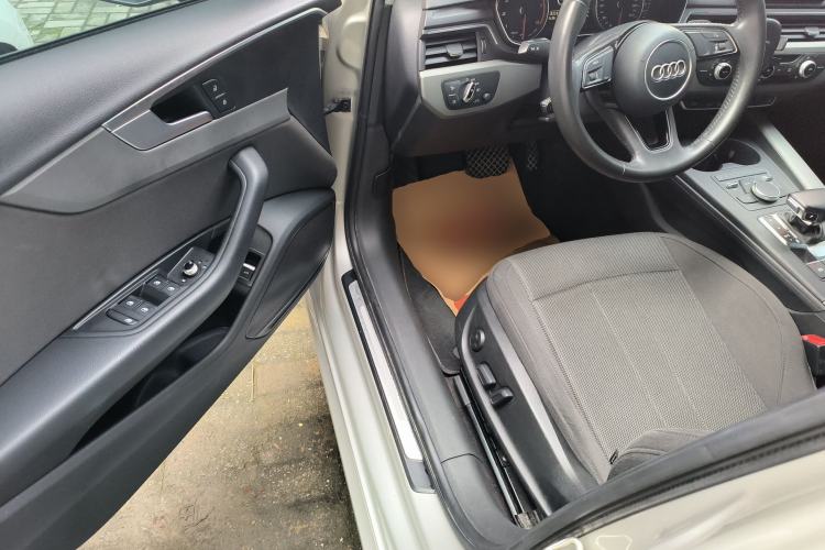 Used Audi A4L 2017 40 TFSI Ambition Edition
