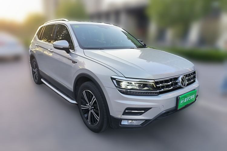 Used Volkswagen Tiguan L 2017 380TSI Automatic All-Wheel-Drive Luxury Edition Front Right 45 Deg