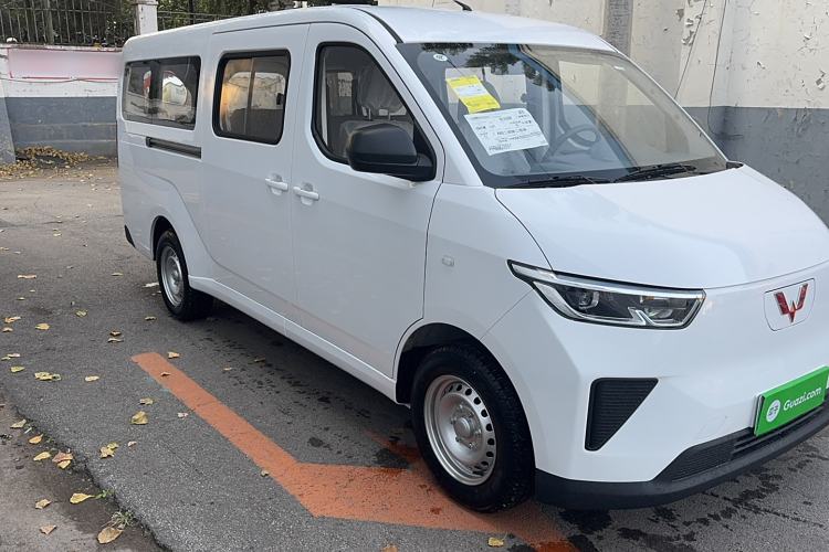 Used Wuling Yangguang 2024 300KM Comfort Version Passenger Van 75kW