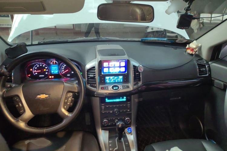 Used Chevrolet Captiva 2017 2.4L 4x4 Flagship Edition 7-Seater Center Console