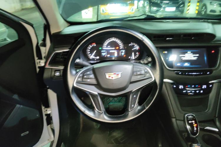 Used Cadillac XT5 2017 Anniversary Edition 25T Luxury Model Steering Wheel