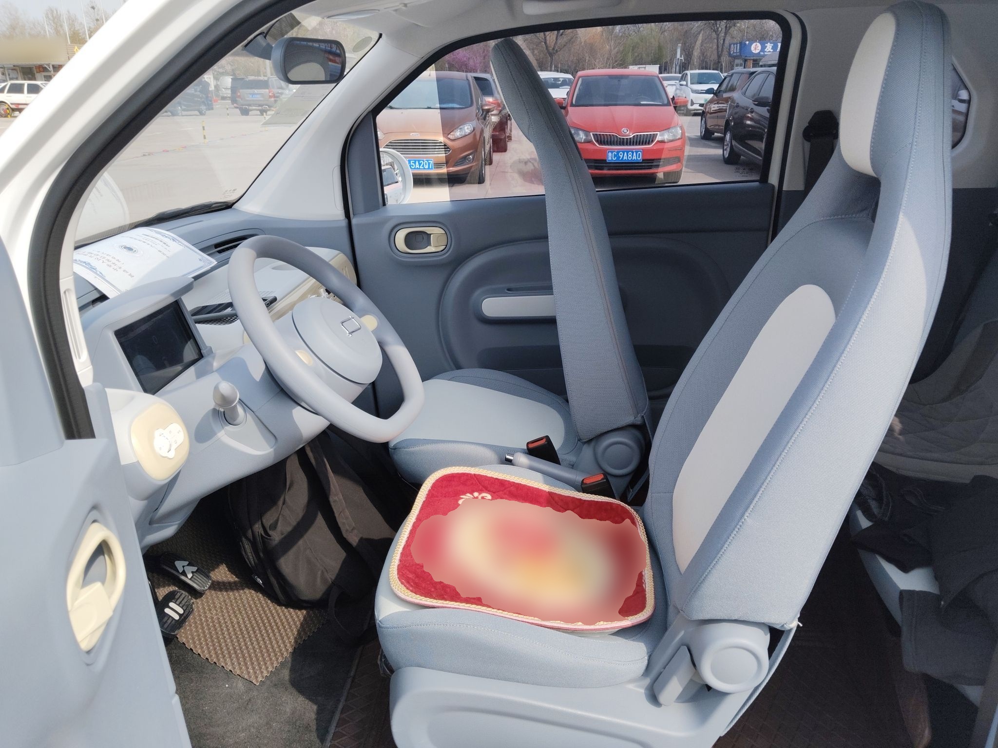 Переднее сиденье в автомобиле