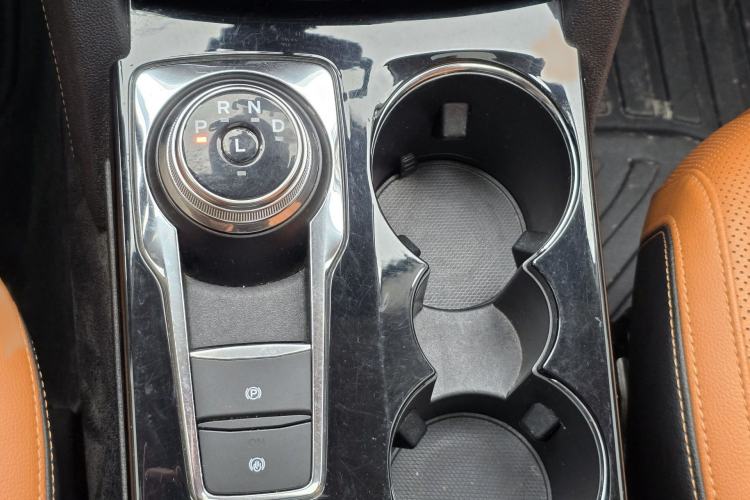 Used Ford Escape 2020 EcoBoost 245 Four-Wheel Drive Luxury Edition Interior 8