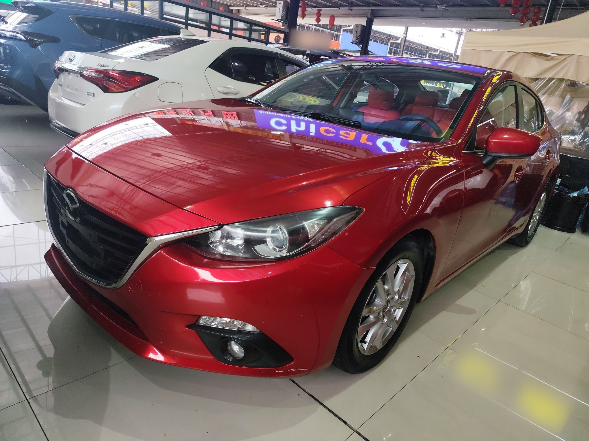 تحت مقدمة السيارة